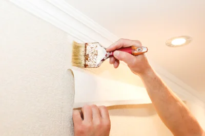 Pose de papier peint à Crocicchia — revêtements muraux et toiles de verre